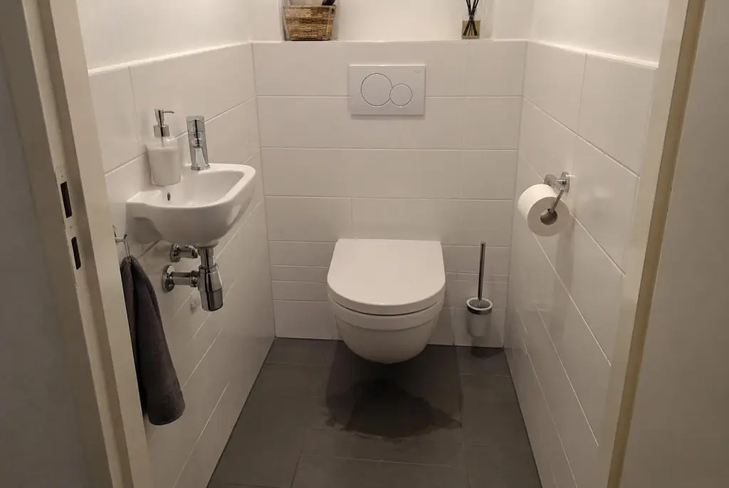Lekdetectie Leidschendam – natte vloer bij een toilet