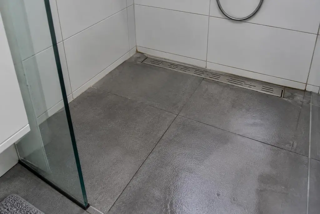 Lekdetectie Leidschendam – lekkende inloopdouche met natte voegen