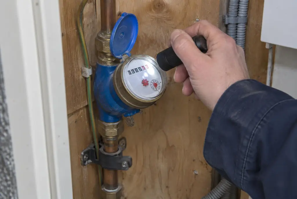 Lekdetectie Leidschendam – watermeter in de meterkast controleren met een zaklamp